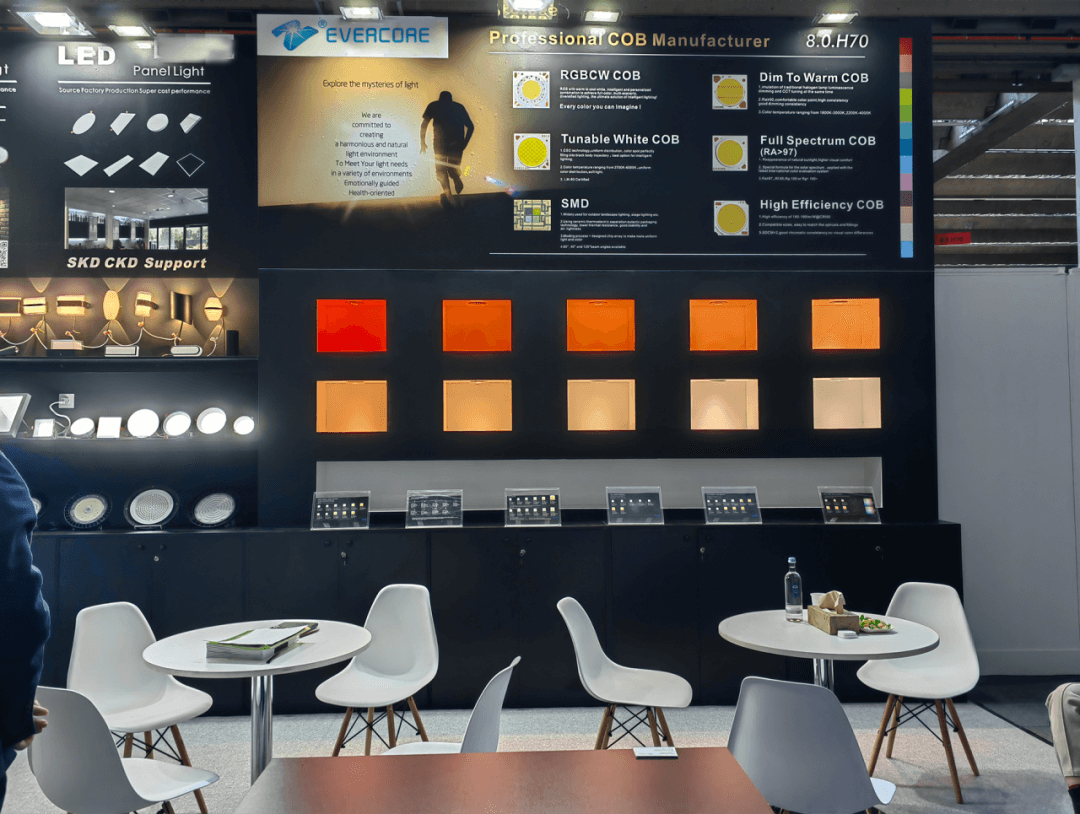 See how the domestic light illuminates the Frankfurt International Pavilion See how the domestic light illuminates the Frankfurt International Pavilion